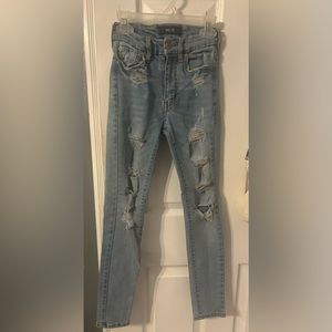 Im selling these cute selling light blue washed areo jeans